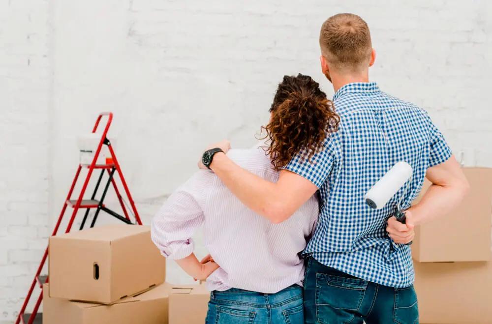 мужчина-и-женщина-строят-дом